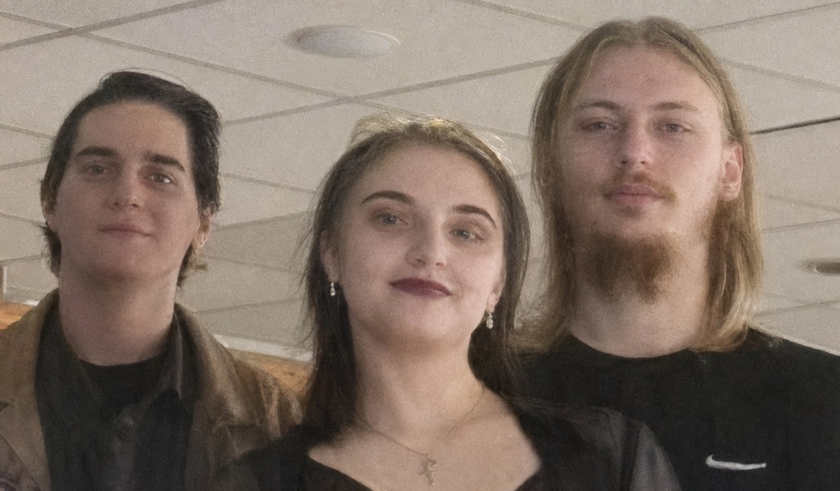 A fénykép bal oldalán látható két ember